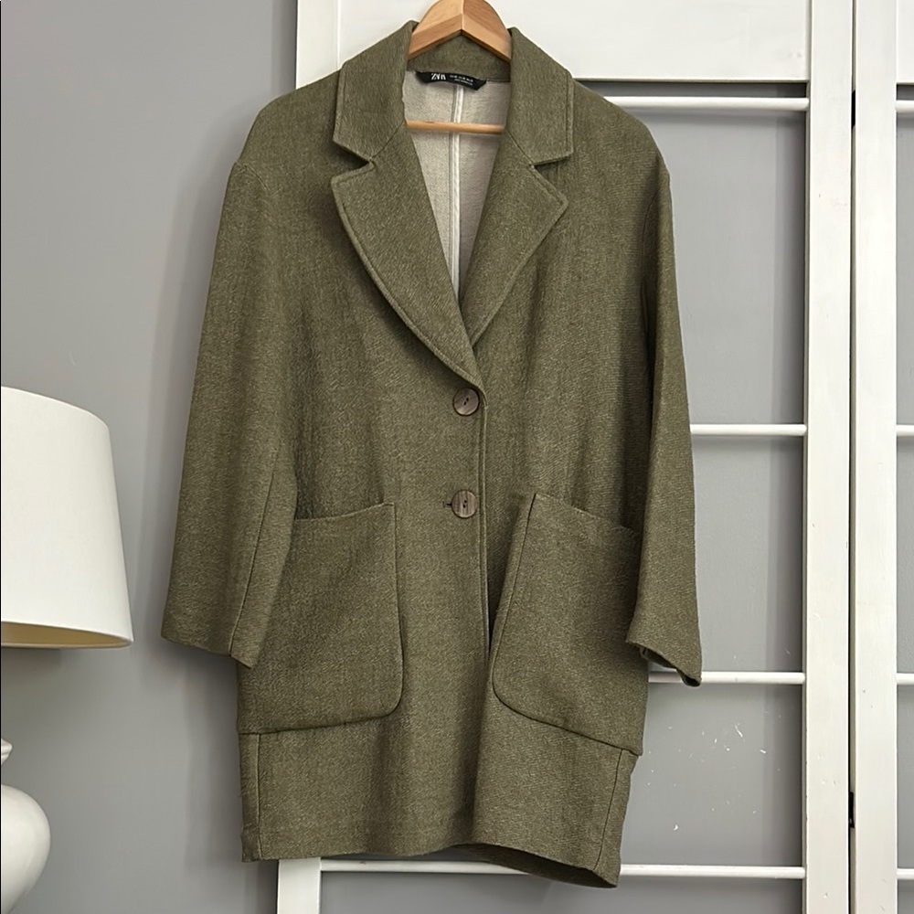 Zara Long Green Blazer with Notched Lapels and Relaxed Fit